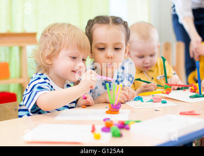 glückliche Kinder machen Kunst und Kunsthandwerk in Kindertagesstätte Stockfoto