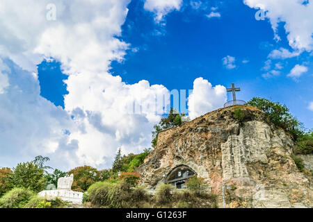 Felsen und Katholiken Höhlenkirche in Budapest Stockfoto