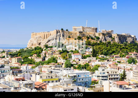 Die Akropolis und Athen mit dem Ägäischen Meer am Horizont, Athen, Griechenland Stockfoto