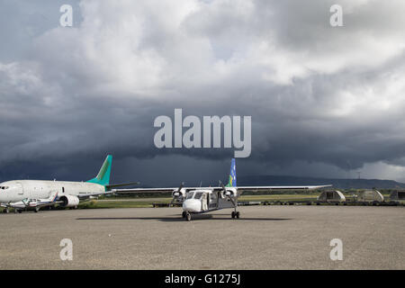 Honiara, Salomonen - 27. Mai 2015: kleine Propeller-Flugzeug am Flughafen geparkt Stockfoto