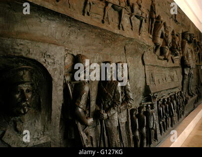 AJAX NEWS FOTOS - 2005 - COMMONWEALTH WAR GRAVES - DELVILLE HOLZ - SOMME - PICARDIE-EINES DER RIESIGEN BRONZE SKULPTUREN IM MUSEUM. FOTO: JONATHAN EASTLAND/AJAX REF: RD52110 / 832 Stockfoto