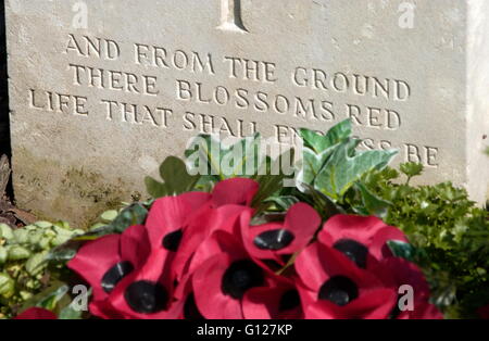 AJAX NACHRICHTEN FOTOS - 2005 - COMMONWEALTH KRIEGSGRÄBER FRIEDHOF - ETAPLES - FRANKREICH. BEFINDET SICH AUF DER D940 VON BOULOGNE NACH LE TOUQUET. INSCHRIFT AUF DEM GRABSTEIN. FOTO: JONATHAN EASTLAND/AJAX REF: D50109/348 Stockfoto