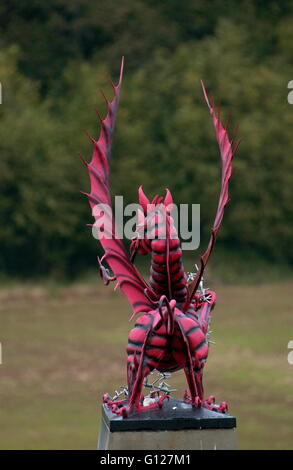 AJAX-NEWS-FOTOS - 2005 - FRANKREICH - MAMETZ HOLZ - SOMME - PICARDIE - FEUERSPEIENDEN DRACHEN MEMORIAL VOR MAMETZ HOLZ, MIT SCHWEREN VERLUSTEN DURCH DIE 3. WALISISCHE DIVISION AM 12. JULI 1916. FOTO: JONATHAN EASTLAND/AJAX REF: D52110 / 651 Stockfoto