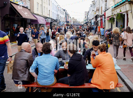 Überfüllte Bars und Cafés verpackt in North Laine Bezirk von Brighton in Brighton Festival 2016 Stockfoto