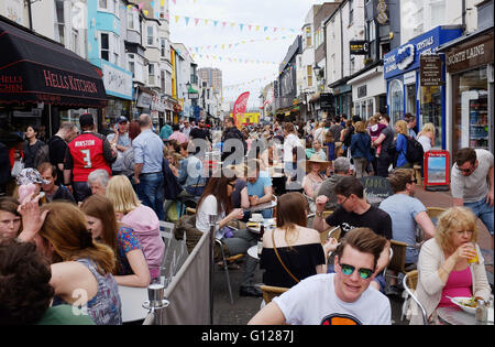 Überfüllte Bars und Cafés verpackt in North Laine Bezirk von Brighton in Brighton Festival 2016 Stockfoto