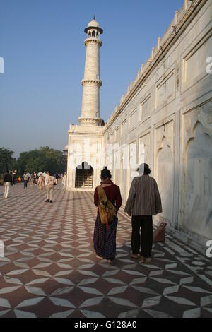 Geben Sie Touristen am Taj Mahal, World Heritage Site, Agra, Uttar Pradesh, Indien, Asien Stockfoto