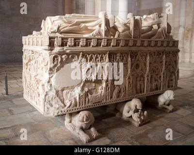 Grab von Ines de Castro im Inneren der Kirche Mosteiro de Santa Maria de Alcobaça Stockfoto