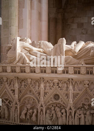 Detail der Grab von Ines de Castro im Inneren der Kirche Mosteiro de Santa Maria de Alcobaça Stockfoto