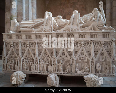 Grab von König Pedro ich im Inneren der Kirche des Mosteiro de Santa Maria de Alcobaça Stockfoto