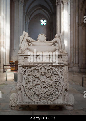 Grab von König Pedro ich im Inneren der Kirche des Mosteiro de Santa Maria de Alcobaça Stockfoto