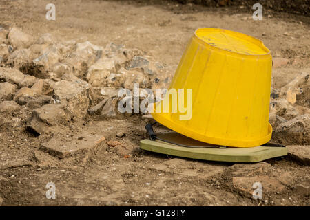 archäologische Ausgrabung Werkzeuge während einer Pause vom Graben Stockfoto