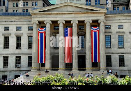 Brooklyn, New York: Brooklyn Borough Hall in Cadman Plaza mit Flag Banner hing zwischen seinen Portikus dorischen Säulen Stockfoto