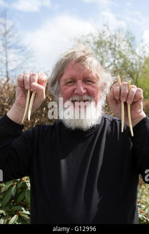 Man spielt die musikalische Knochen, ein altes Volksinstrument Stockfoto