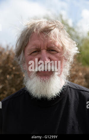 Älterer Mann mit weiß / grauen Bart und langes weißes Haar Stockfoto