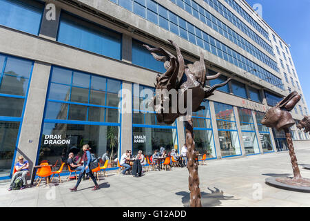 Ai Weiwei Kunstwerk - Sternzeichen Köpfe vor der National Gallery, Holesovice, Prag Café Jedna, bar außerhalb der Kunst Galerie Stockfoto