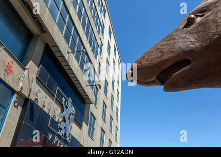 AI Weiwei Kunstwerk - Zodiac Heads vor der Nationalgalerie, Holesovice, Prag, Tschechische Republik, Ratte vor dem Fair Trade Palace Stockfoto