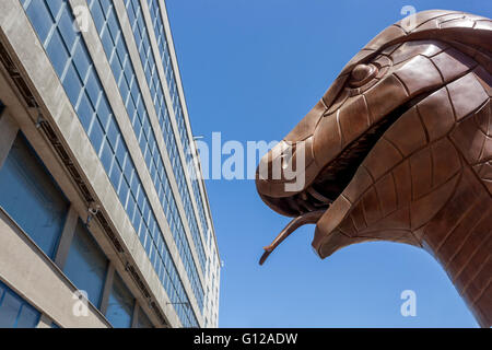 Ai Weiwei Kunstwerk - Zodiac Köpfe vor der National Gallery, Holesovice, Prag, Tschechische Republik, Schlange Stockfoto