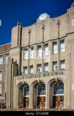 East High School auf Gallatin Hecht im East Nashville, TN Gebäude hat stattliche Stein Adler über den Romanischen Bogen Eingang Stockfoto