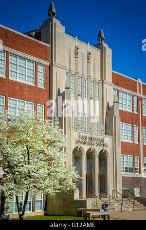 Die stattlichen Osten Junior High School auf Gallatin Hecht East Nashville TN Gebäude hat eine schöne blühende Hartriegel Bäume am Eingang Stockfoto