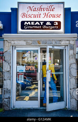 Das Zeichen vor der Tür des kleinen Restaurant funky Nashville Keks House in East Nashville, TN Frühstück & Fleisch und 3 Stockfoto
