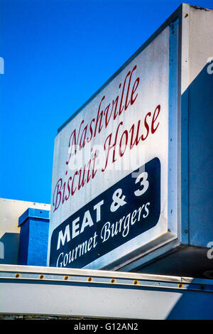 Das Zeichen vor der Tür des kleinen Restaurant funky Nashville Keks House in East Nashville, TN Frühstück & Fleisch und 3 Stockfoto
