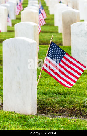 Rudert militärische weißem Granit Grabsteine und amerikanische Flaggen in Veteranen Militärfriedhof. Vertikale. Stockfoto