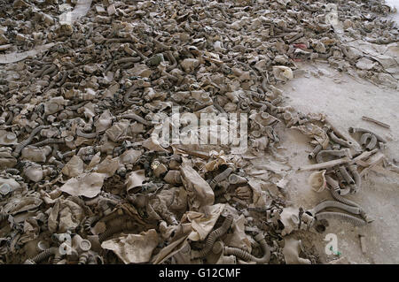 Gasmasken nutzlos gemacht, auf dem Boden von einem Klassenzimmer einer Schule in Pripyat Stockfoto