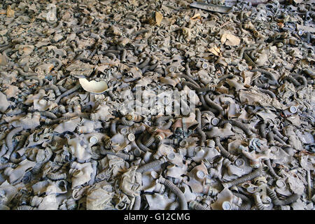 Gasmasken nutzlos gemacht, auf dem Boden von einem Klassenzimmer einer Schule in Pripyat Stockfoto