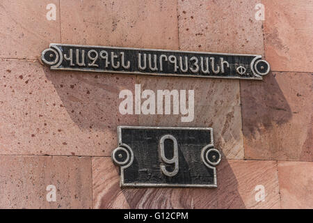 Armenische Straßenschild auf dem zentralen Platz in Jerewan, die Hauptstadt von Armenien. Stockfoto