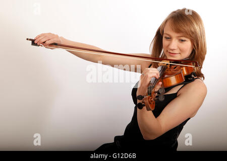 Die Geige mit dem Bogen zu spielen. Arco. Spielen Sie Position Verbeugung. Stockfoto