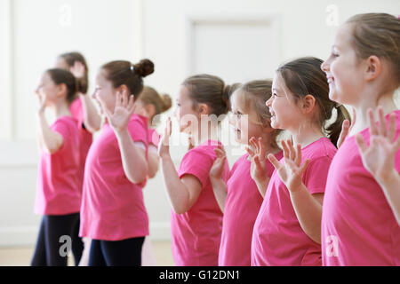 Gruppe von Kindern, die Drama-Klasse gemeinsam genießen Stockfoto