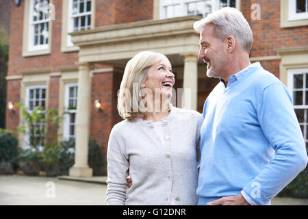 Reife paar stehen draußen zuhause Stockfoto