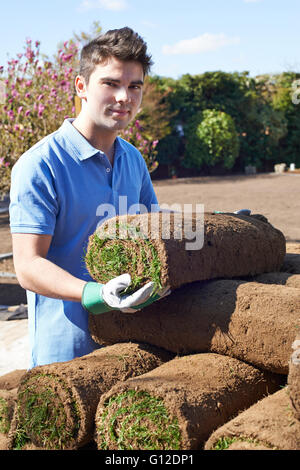 Landschaftsgärtner, neuen Rasen Rasen auflegen Stockfoto