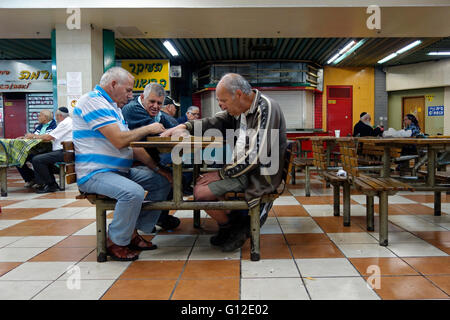 Ältere Menschen spielen Shes Besh Backgammon Brettspiel in Tel Aviv Central Bus Station befindet sich im Süden von Tel Aviv Israel Stockfoto