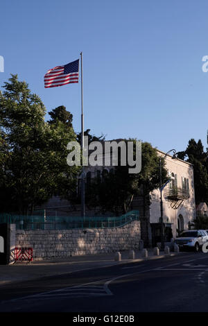 Die amerikanische Flagge flattert über dem Generalkonsulat der Vereinigten Staaten in der Agron Straße, West Jerusalem Israel Stockfoto