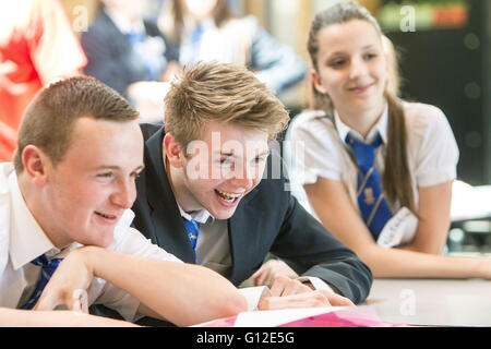 "Schülerinnen und Schüler genießen Lehren und studieren Stockfoto