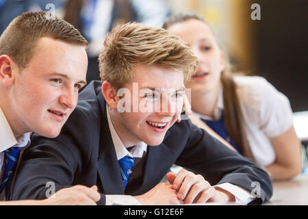 "Schülerinnen und Schüler genießen Lehren und studieren Stockfoto