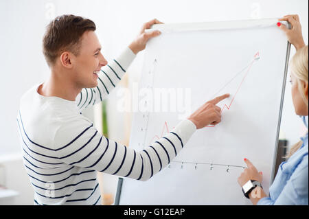 Positive Kollegen diskutieren Projekt Stockfoto