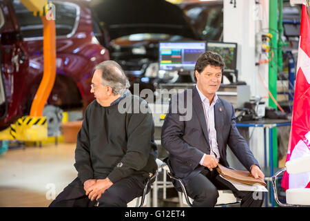 Windsor, Ontario Kanada - Fiat Chrysler Automobile-Chef Sergio Marchionne (links) und Unifor Präsident Jerry Dias. Stockfoto