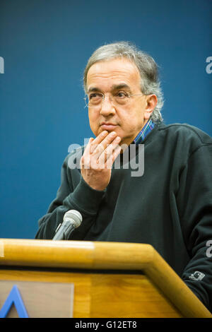 Windsor, Ontario Kanada - Fiat Chrysler Automobile-Chef Sergio Marchionne beantwortet Reporter Fragen. Stockfoto