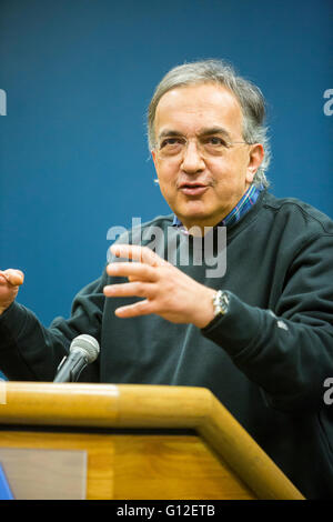 Windsor, Ontario Kanada - Fiat Chrysler Automobile-Chef Sergio Marchionne beantwortet Reporter Fragen. Stockfoto