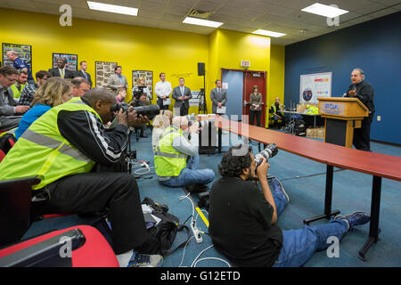 Windsor, Ontario Kanada - Fiat Chrysler Automobile-Chef Sergio Marchionne beantwortet Reporter Fragen seines Unternehmens Deal w Stockfoto