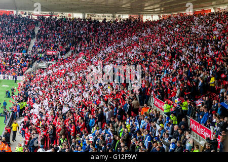 Middlesborough FC Fußball-Fans wehende Fahnen an der Riverside Stadium, Middlesborough, North Yorkshire, UK Stockfoto