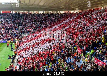 Middlesborough FC Fußball-Fans wehende Fahnen an der Riverside Stadium, Middlesborough, North Yorkshire, UK Stockfoto