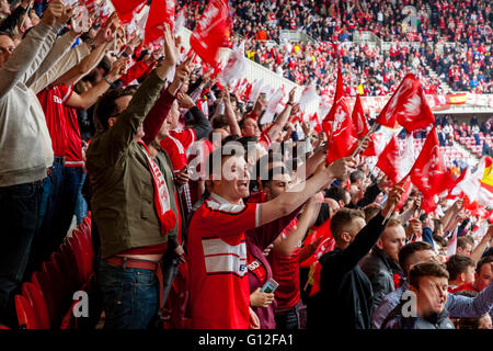 Middlesborough FC Fußball-Fans wehende Fahnen an der Riverside Stadium, Middlesborough, North Yorkshire, UK Stockfoto