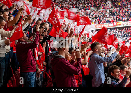 Middlesborough FC Fußball-Fans wehende Fahnen an der Riverside Stadium, Middlesborough, North Yorkshire, UK Stockfoto