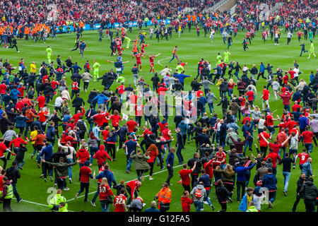 Middlesborough FC Fußball-Fans erobern die Tonhöhe im Riverside Stadium, nachdem ihr Team in die Premier League gefördert werden. Stockfoto