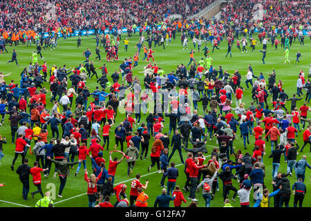 Middlesborough FC Fußball-Fans erobern die Tonhöhe im Riverside Stadium, nachdem ihr Team in die Premier League gefördert werden. Stockfoto