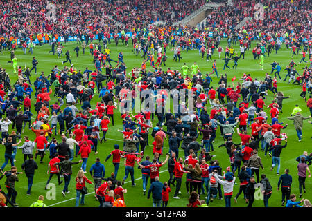 Middlesborough FC Fußball-Fans erobern die Tonhöhe im Riverside Stadium, nachdem ihr Team in die Premier League gefördert werden. Stockfoto