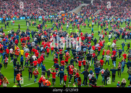 Middlesborough FC Fußball-Fans erobern die Tonhöhe im Riverside Stadium, nachdem ihr Team in die Premier League gefördert werden. Stockfoto